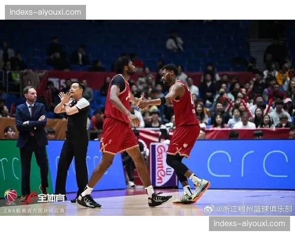 江苏肯帝亚与浙江稠州金租 贾尔斯内线单打对抗约翰逊护筐