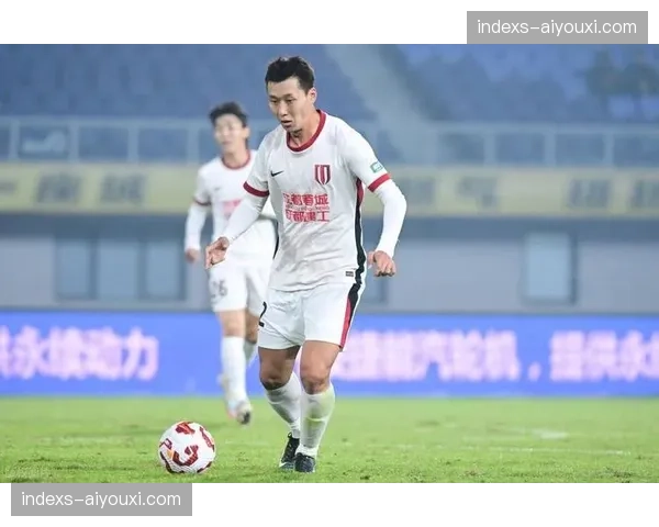 阿洛伊西冷落李扬，蓉城后防主力沦为边缘人